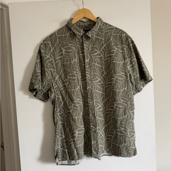 Vince. Men’s Dried Cactus Green Knotted Leaves Short Sleeve Button Up Shirt - Picture 8 of 14